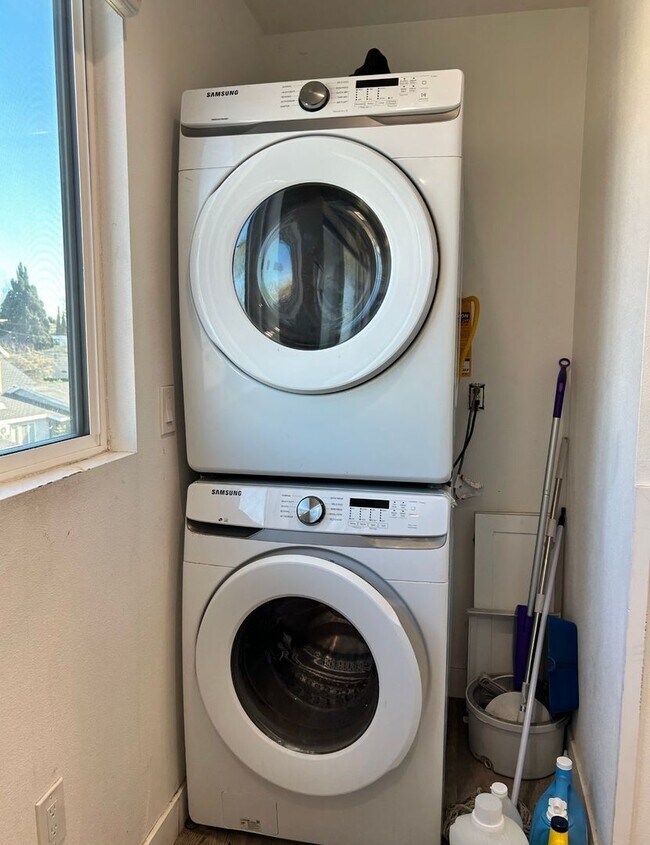 Building Photo - Private Bedroom w Personal Bathroom & Shower, shared student-oriented space