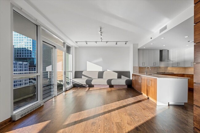 Building Photo - 250 E Pearson St