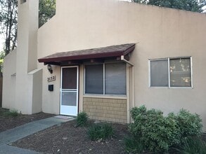 Building Photo - Great 2 bed 1 bath condo available now!