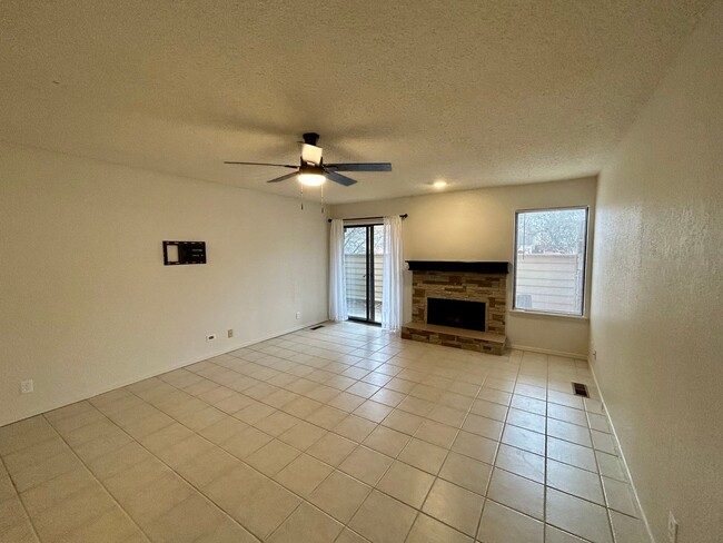 Building Photo - Gorgeous and spacious condo in a quiet and...