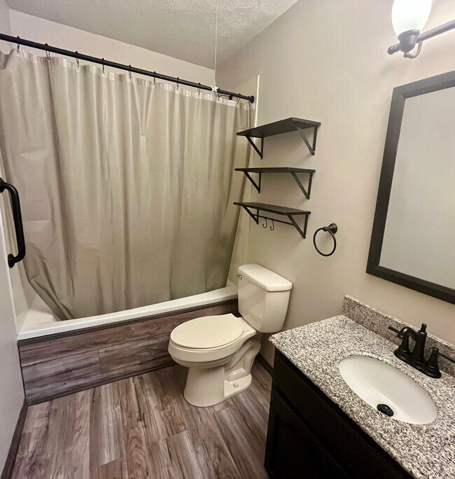 Building Photo - 644 Tamarach Dr