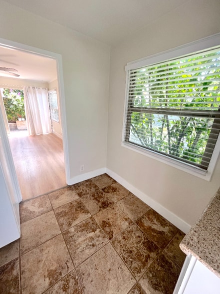 Building Photo - 666 Glenneyre St