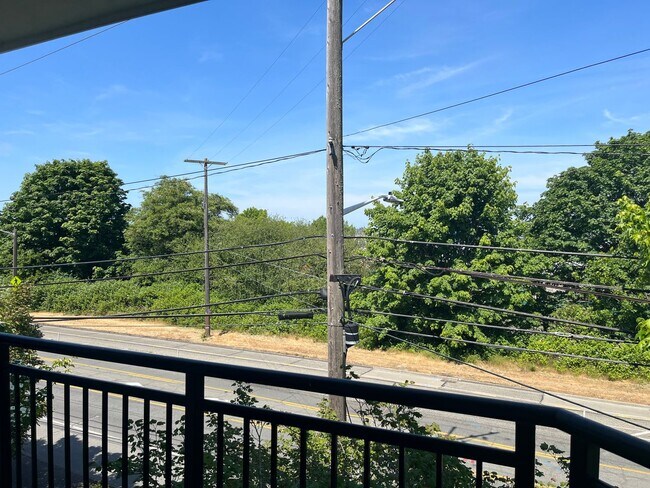 Building Photo - Spacious Renovated 2 Bed 1.5 Bath with Cor...