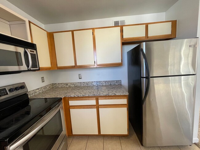 Building Photo - Cozy 2-Bedroom Top Floor Condo at Belmar P...