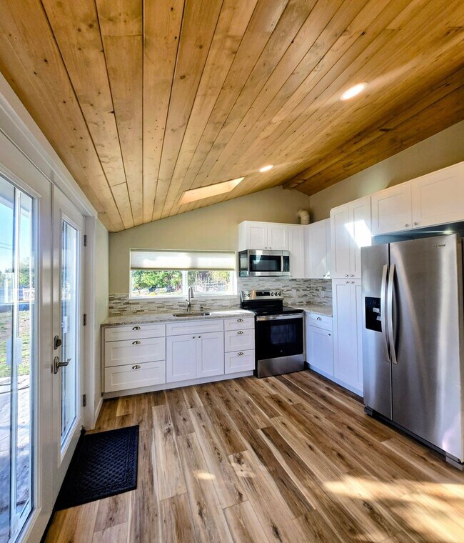 Building Photo - Newly Remodeled 2 Bedroom Home & ADU For R...