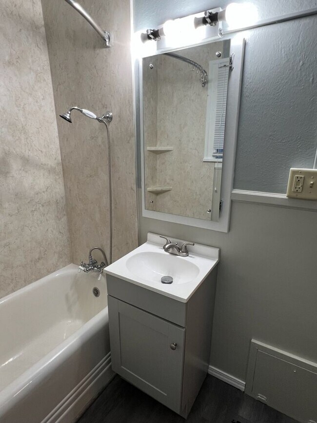 Building Photo - Spacious 3+ bed/2 bath home! Large fenced yard, garage, shed, w/d, a/c, d/w & more!