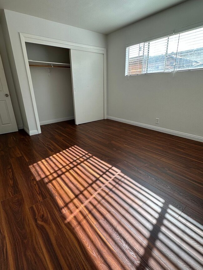 Building Photo - 2 Bedroom / 1 Bath Apartment for Rent