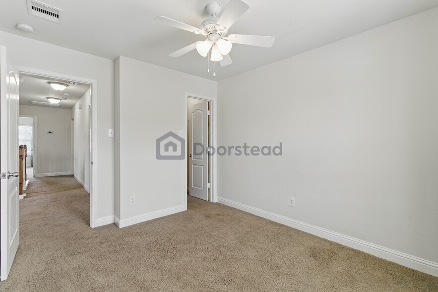 Building Photo - 16030 Summerville Lake Dr