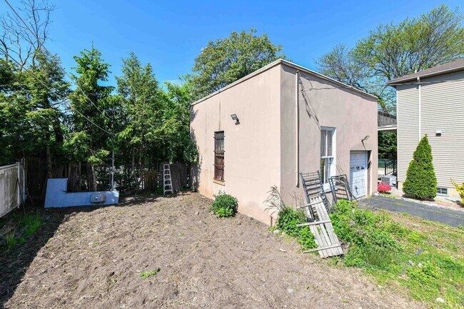 Building Photo - 241 Maple St