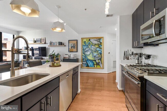 Building Photo - 1001 L St NW