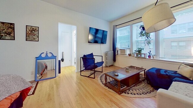 Interior Photo - 734-44 W. Aldine