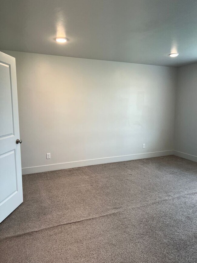 Building Photo - Beautiful 3 Bed, 2.5 Bath Townhome in Summerfield Subdivision | $1,995/month
