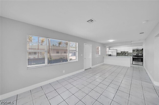 Building Photo - 15 SE 24th Ave