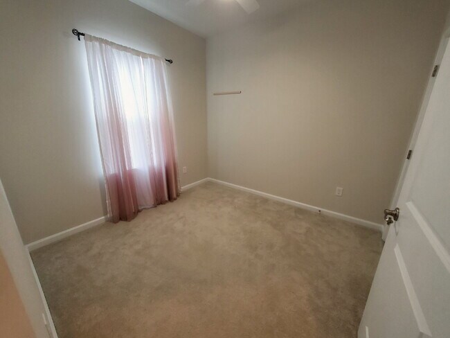 Building Photo - Beautiful 3 bedroom 2 1/2 bath townhome available for lease in Swedesboro