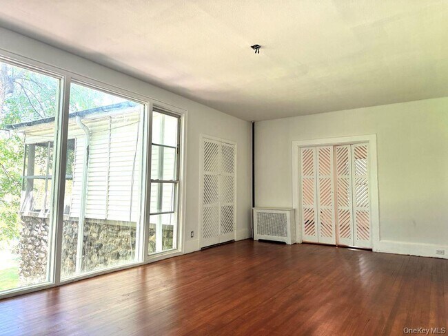 Building Photo - 560 Taxter Rd