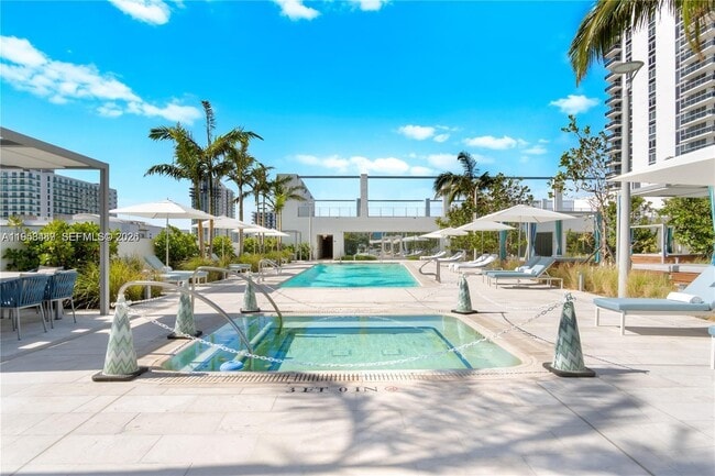 Building Photo - 700 NE 26th Terrace