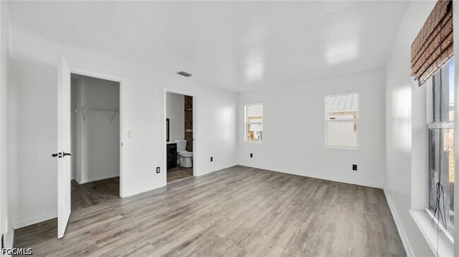 Building Photo - 918 Acroft Ave