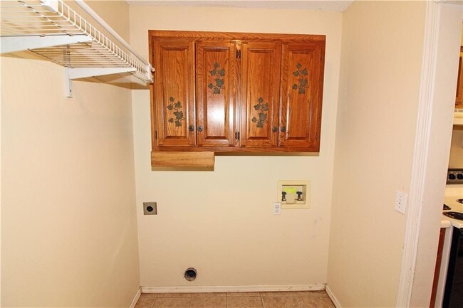 Building Photo - 2515 Parkcrest Dr