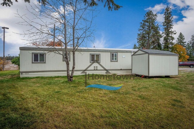 Building Photo - 2 Bedroom 1 Bath Home with Off-Street Park...