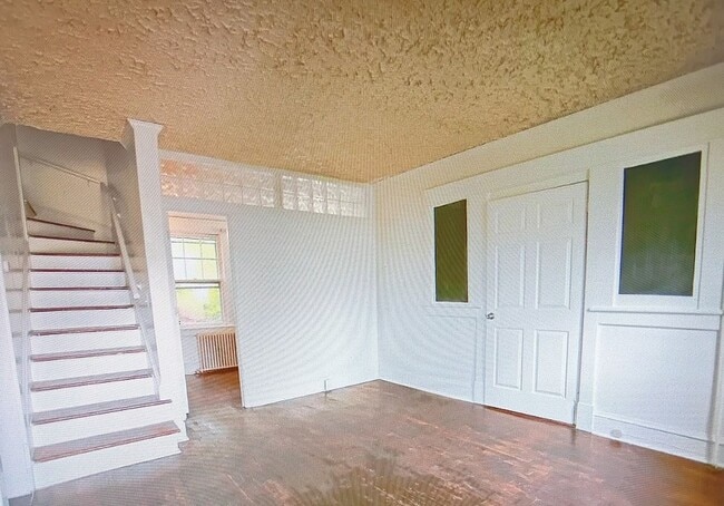 Building Photo - Minutes to Campus / 5 Bedroom / 2 Bathroom