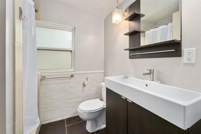 Building Photo - 2309 Forest Ave