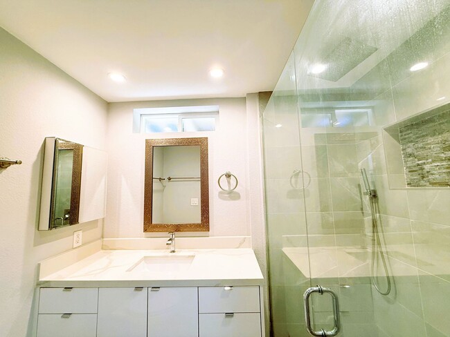 Building Photo - AVAILBLE NOW !! 2 Bedroom 2 Bathroom Apart...