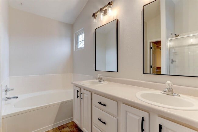 Building Photo - Stunning 5Bed/4Bath Home in the Heart of Erie