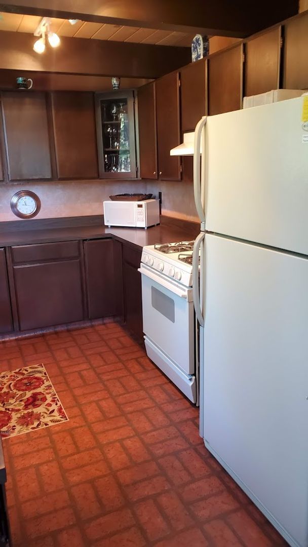 Building Photo - Spacious and Bright Cottage on Quiet Cul-d...