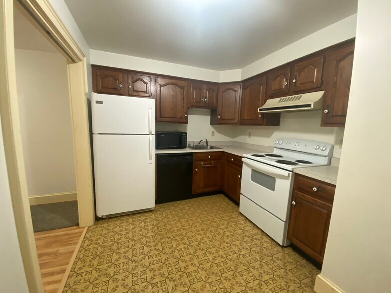 Building Photo - 24 Parkwood Dr