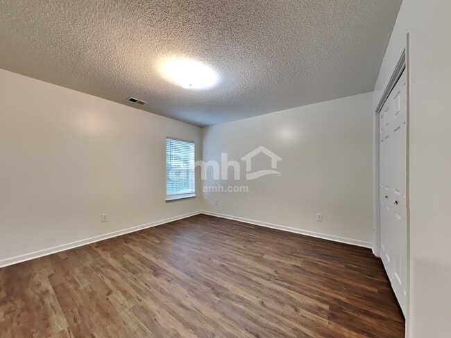 Building Photo - 425 Green Park Ln