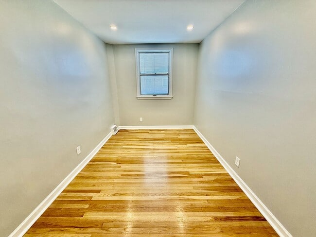 Building Photo - RARELY Offered completely RENOVATED PACKER PARK 3 Bedroom/2.5 Bath HOME w/ Central AC-HARDWOOD Fl...