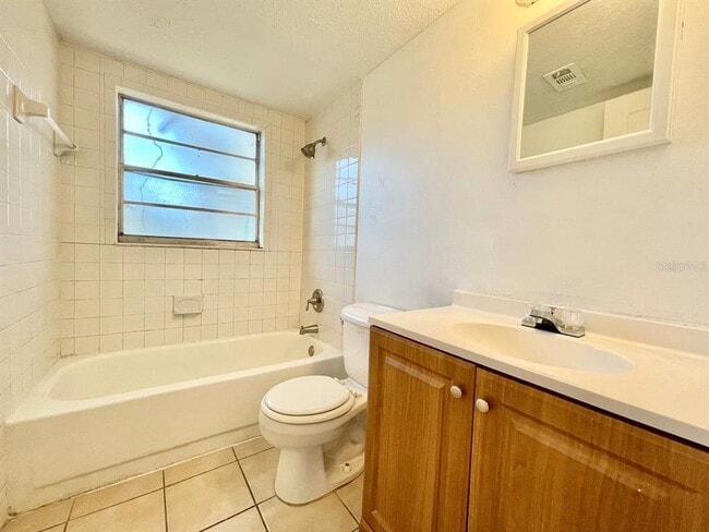 Building Photo - 3826 Lakeshore Dr