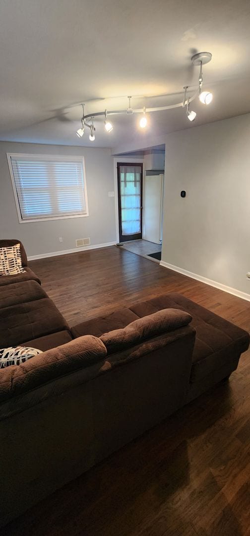 Building Photo - Luxury 3-Bedroom, 1-Bathroom House in Broo...
