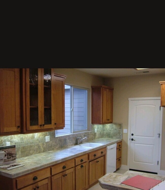 Building Photo - One Time-Lease-Up Adorable Craftmans Style...