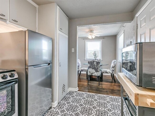 Building Photo - 203 E Brooks St