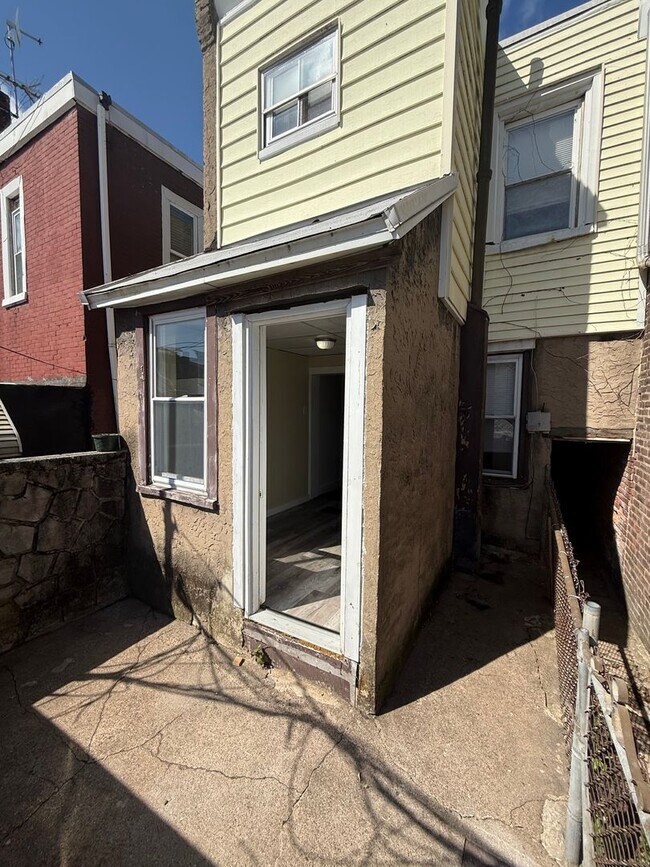Building Photo - 3005 Hartville St