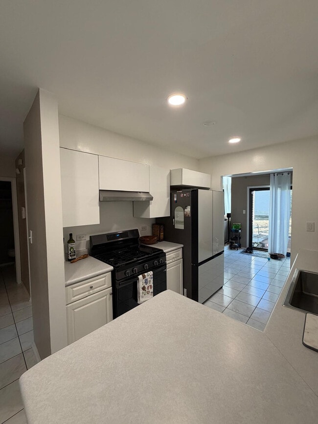 Building Photo - 15 Constitution Ct