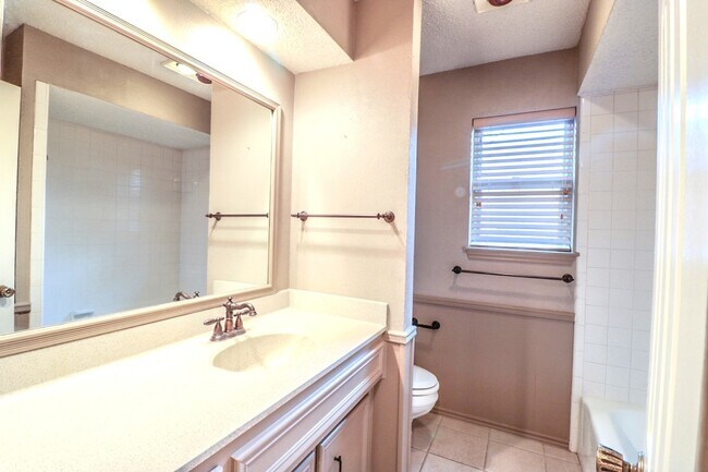 Building Photo - Loving Home in South Lubbock