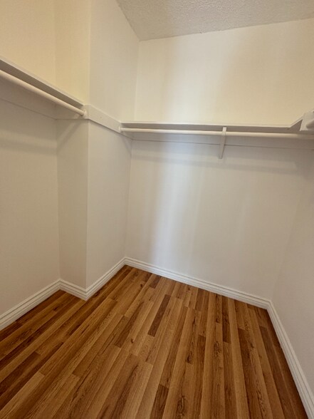 Building Photo - 2042 Beachwood Dr