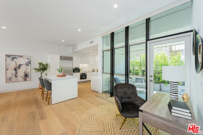 Building Photo - 825 Kings Rd