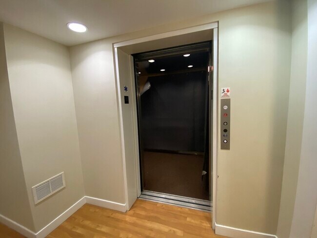 Building Photo - 20 Pond St