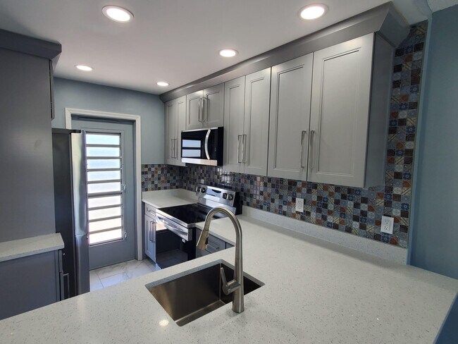 Building Photo - 1481 S Ocean Blvd