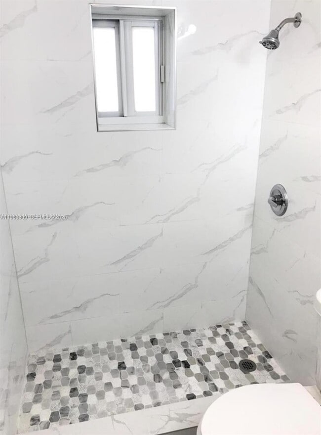 Building Photo - 6710 SW 18th Ct