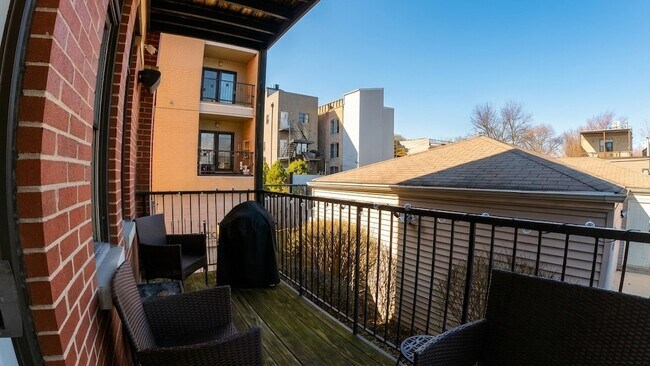 Building Photo - 2140 W Schiller St