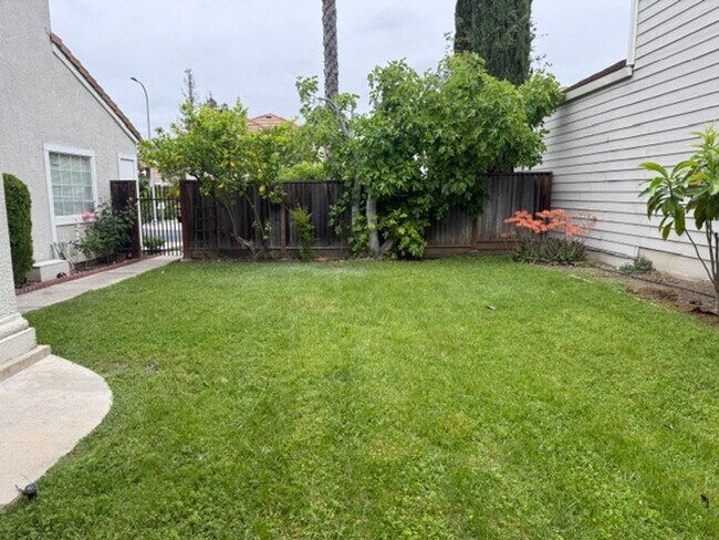 Building Photo - Spacious 3 Bedroom 2.5 Bath Two Story Home in Desirable Almaden Neighborhood