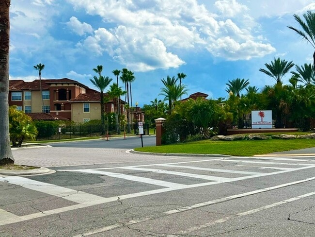 Building Photo - MOVE IN NOW! 2x2 WITH FRESH INTERIOR PAINT & LAMINATE WOOD FLOORING! PRIVATE BALCONY!!!