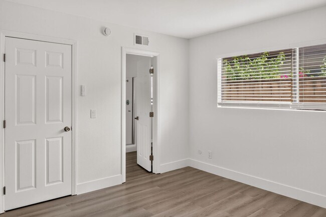 Building Photo - Fully Renovated 2 Bed, 2 Bath Home with Central A/C, Detached Garage & Brand-New Appliances.