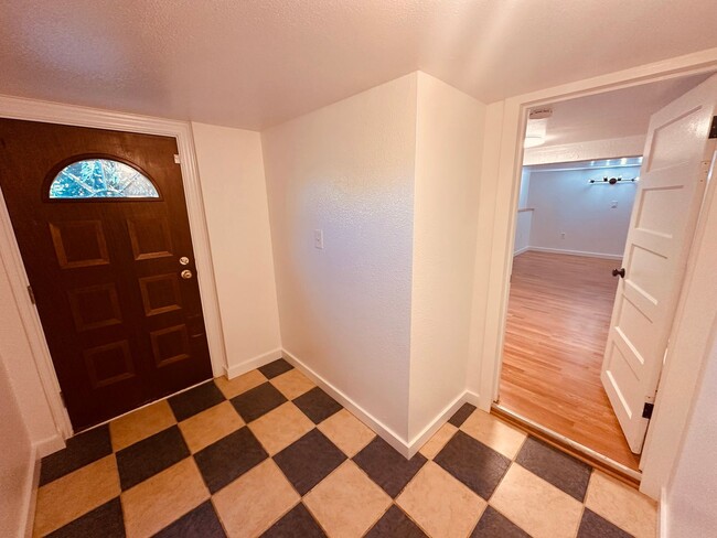 Building Photo - Charming 1-Bedroom in South Seattle