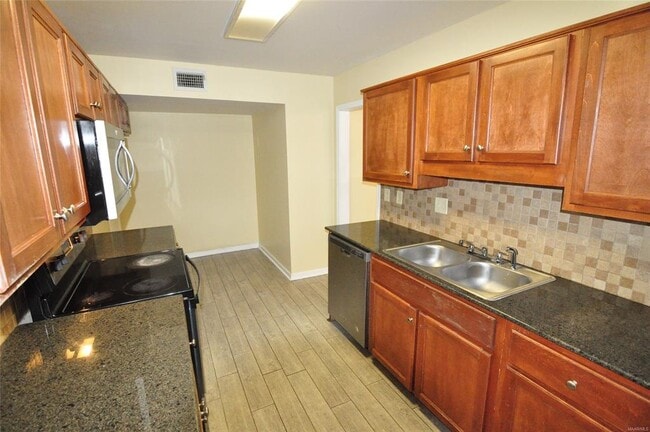 Building Photo - 718 E Edgemont Ave