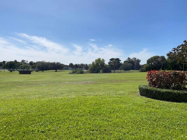 Building Photo - 2950 N Palm Aire Dr